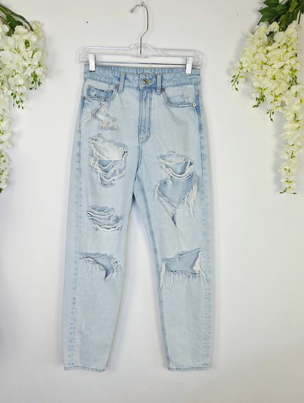 American Eagle Highest Rise Mom Jeans Sz 2 Light Wash Extreme Distressed Grunge